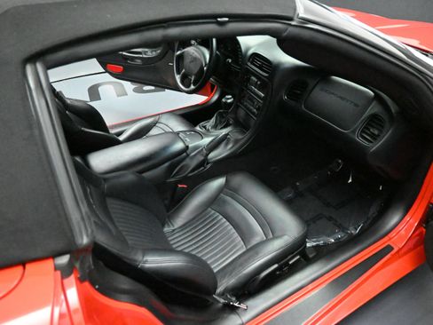 Used 2004 Chevrolet Corvette Convertible w/ Preferred Equipment Group RWD image 17