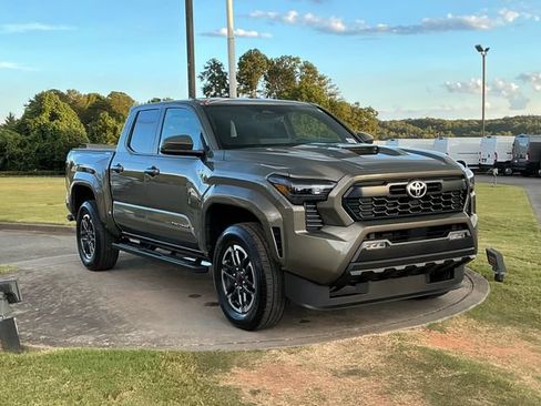 Used 2025 Toyota Tacoma TRD Sport AWD/4WD image 9