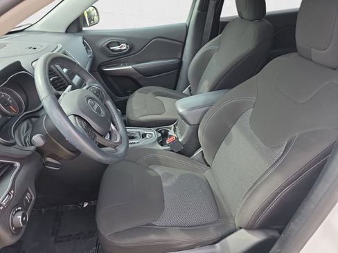 Used 2019 Jeep Cherokee Latitude w/ Cold Weather Group FWD image 14