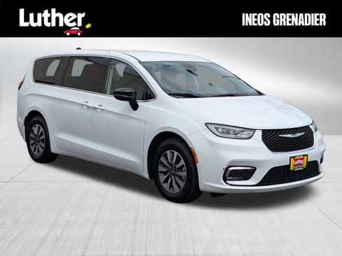 Used 2024 Chrysler Pacifica Limited FWD image 1