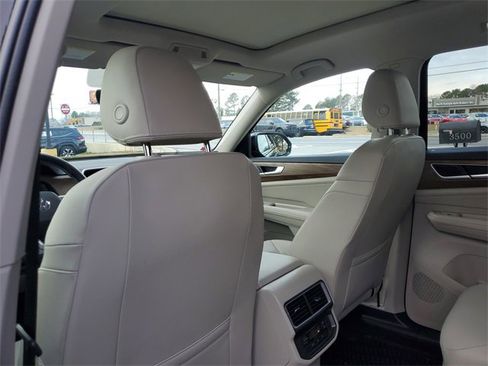 Certified 2025 Volkswagen Atlas SE image 11