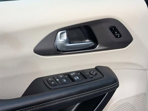 Used 2024 Chrysler Pacifica Select image 23