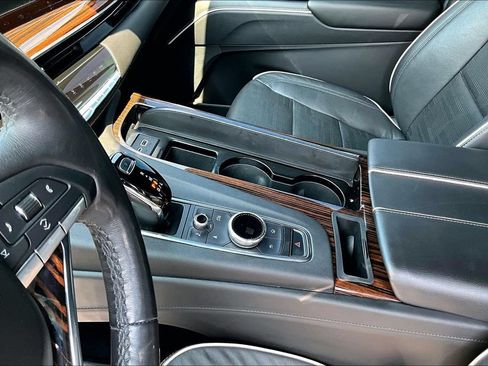 Used 2023 Cadillac Escalade Premium Luxury RWD image 18