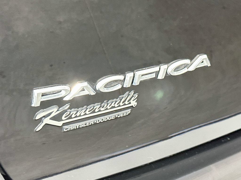 Used 2025 Chrysler Pacifica Select FWD image 26