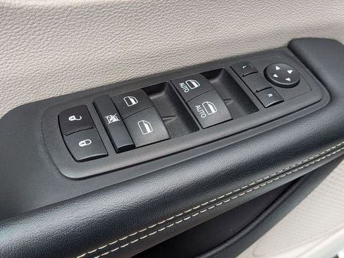 Certified 2023 Chrysler Pacifica Touring-L image 15