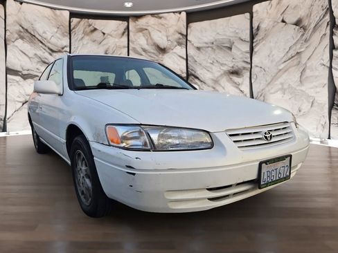 Used 1998 Toyota Camry XLE FWD image 3