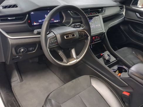 Certified 2024 Jeep Grand Cherokee Altitude image 11