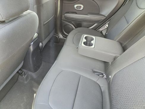 Used 2015 Kia Soul + image 38