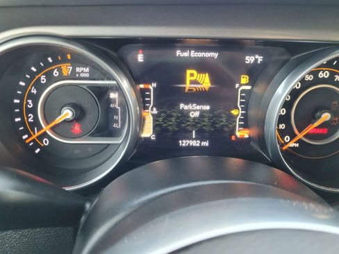 Used 2018 Jeep Wrangler Unlimited Sahara AWD/4WD image 32