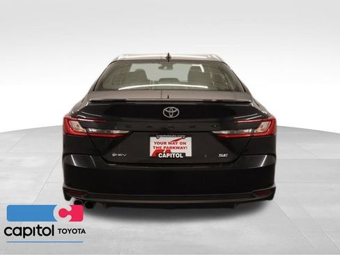 Used 2025 Toyota Camry SE FWD image 3