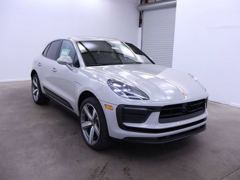 Certified 2025 Porsche Macan AWD/4WD image 9