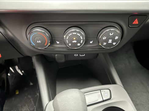 New 2026 Chevrolet Trax LS w/ LS Convenience Package FWD image 31