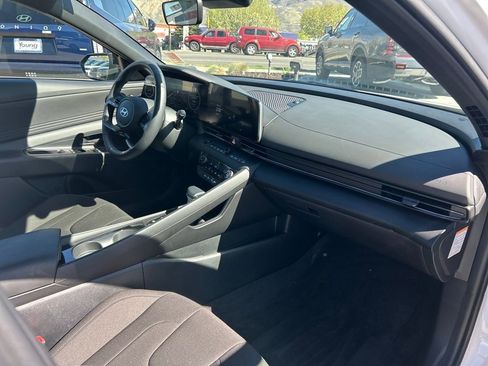 Used 2025 Hyundai Elantra SEL FWD image 11