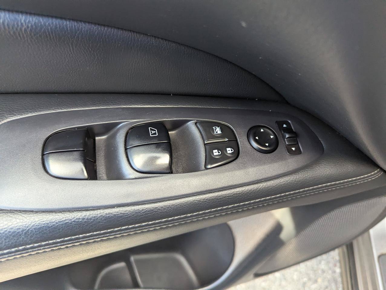 Used 2018 Nissan Pathfinder S AWD/4WD image 11