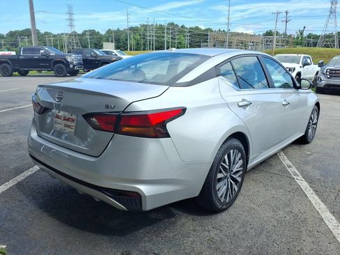 Used 2024 Nissan Altima 2.5 SV FWD image 7