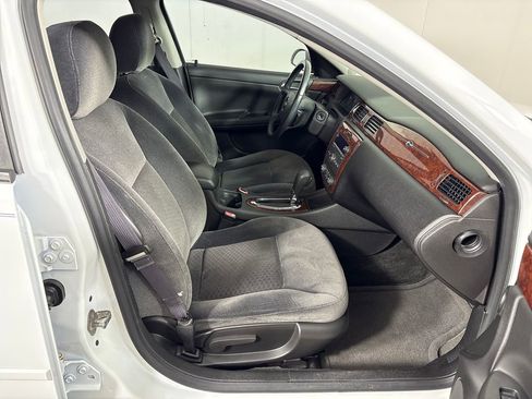 Used 2011 Chevrolet Impala LT FWD image 6