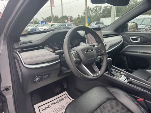 Used 2024 Jeep Compass Latitude image 38