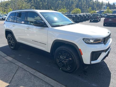 New 2026 Jeep Grand Cherokee Altitude AWD/4WD image 2