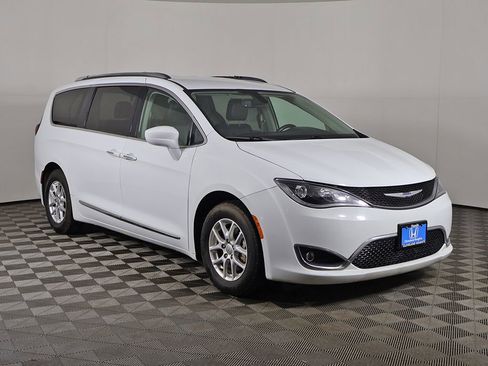 Used 2020 Chrysler Pacifica Touring-L FWD image 2