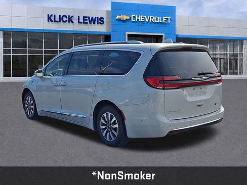 Used 2021 Chrysler Pacifica Limited w/ Uconnect Theater Family Group FWD image 5