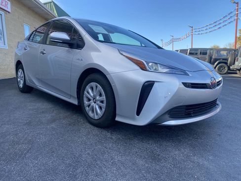 Used 2022 Toyota Prius LE image 3