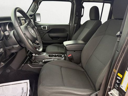 Used 2021 Jeep Gladiator Sport image 9
