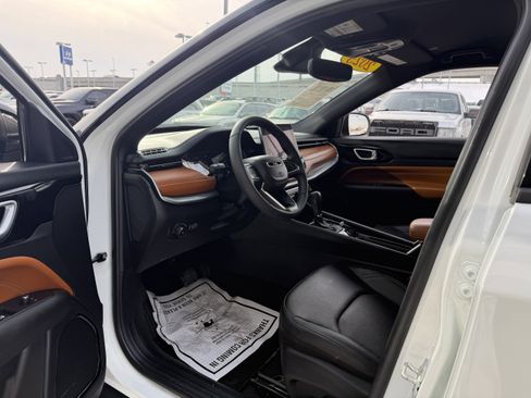 Used 2025 Jeep Compass Limited image 29