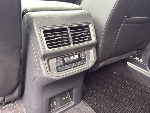 Used 2024 Volkswagen Atlas SE image 24