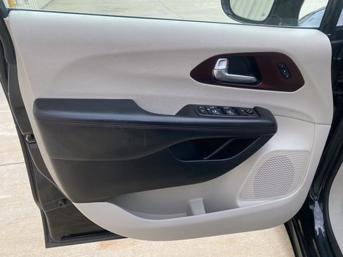 Used 2020 Chrysler Pacifica Limited image 12