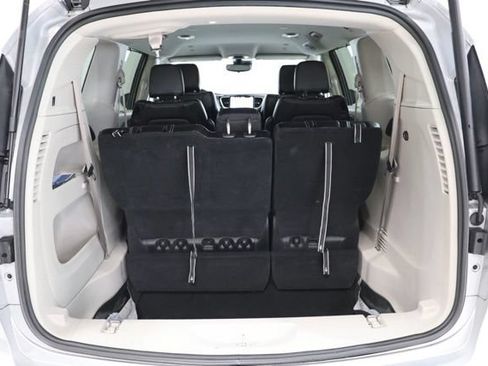 Used 2024 Chrysler Pacifica Touring-L FWD image 31