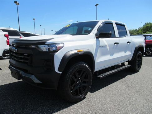 Used 2024 Chevrolet Colorado Trail Boss w/ Technology Package AWD/4WD image 3