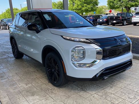 New 2026 Mitsubishi Outlander LE AWD/4WD image 3