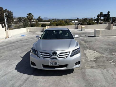 Used 2010 Toyota Camry LE image 4
