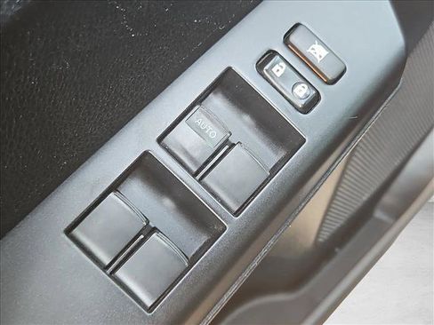 Used 2018 Toyota RAV4 LE FWD image 11
