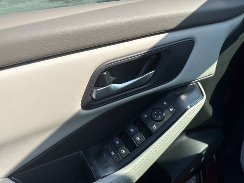 Used 2025 Nissan Rogue SV image 11