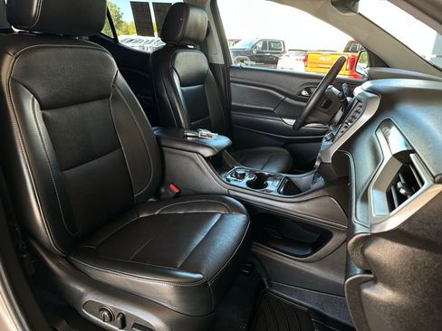 Certified 2023 GMC Acadia SLT w/ Preferred Package image 18