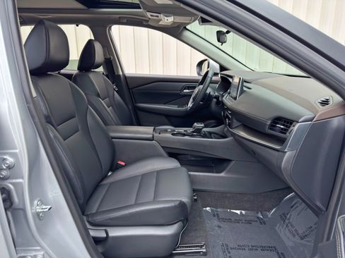 Used 2023 Nissan Rogue SV w/ SV Premium B Package FWD image 15