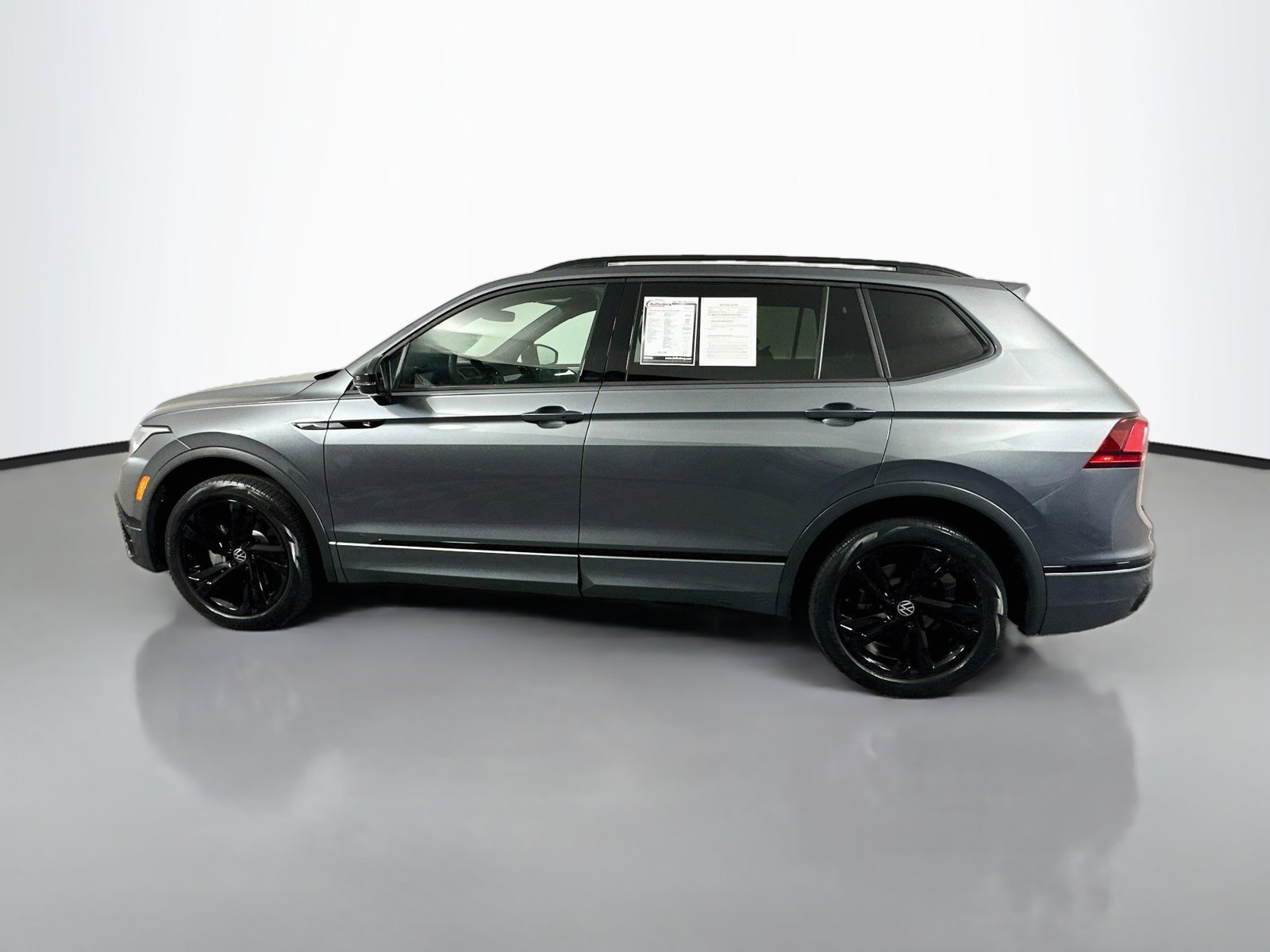 Used 2023 Volkswagen Tiguan SE R-Line FWD image 4