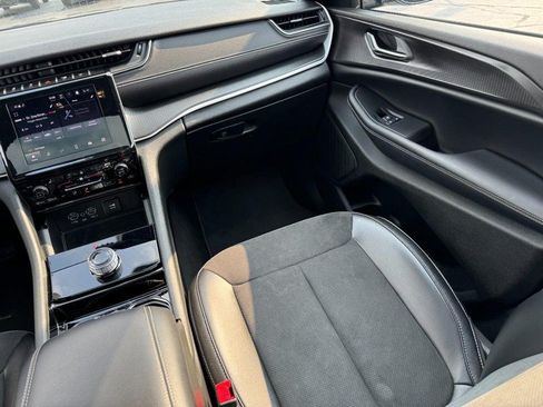 Used 2023 Jeep Grand Cherokee Altitude AWD/4WD image 15