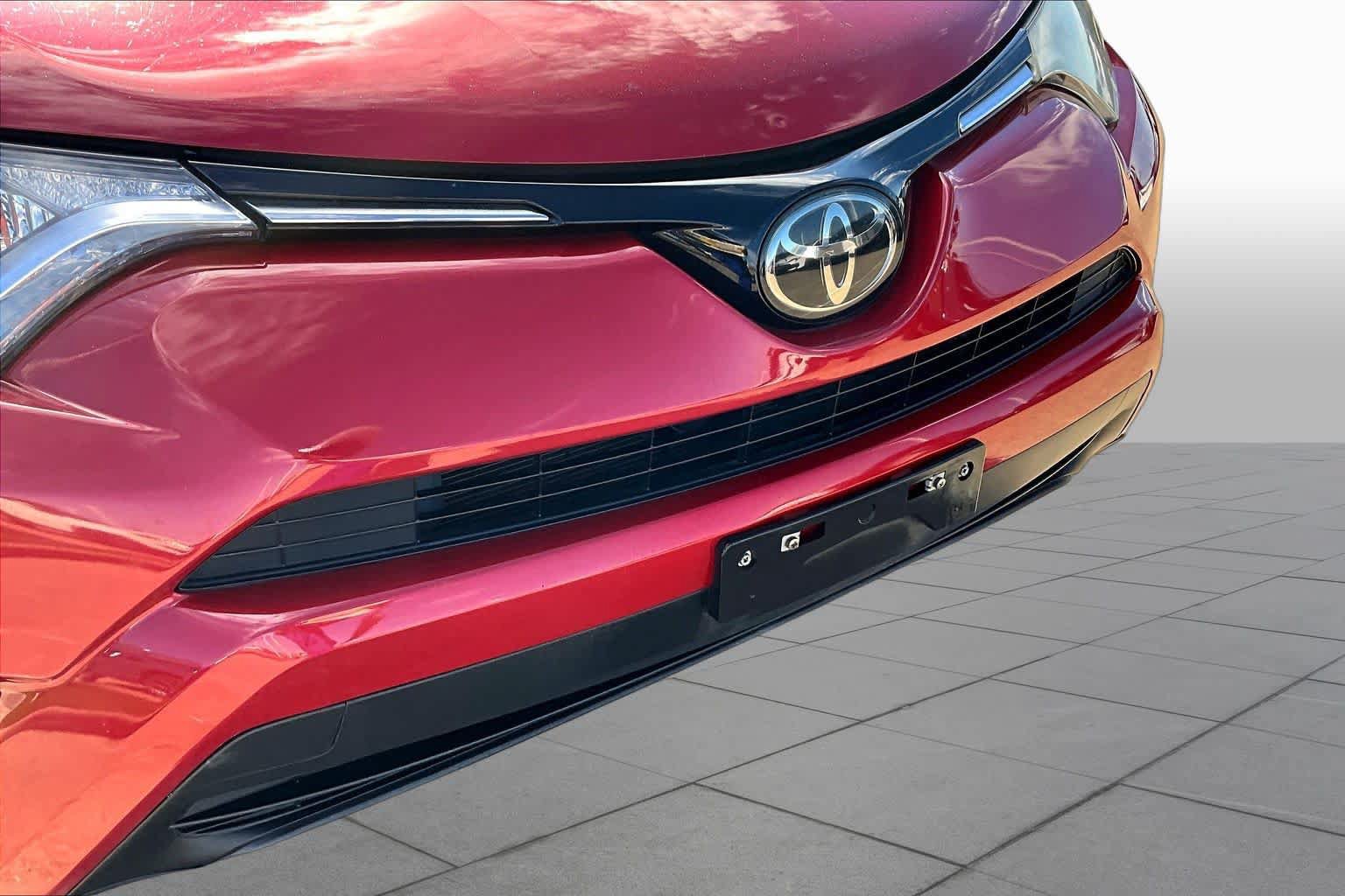 Used 2017 Toyota RAV4 LE FWD image 30