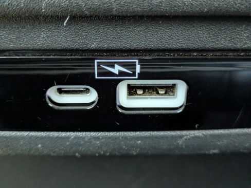 Used 2023 Chrysler Pacifica Limited image 10