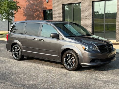 Used 2016 Dodge Grand Caravan SE FWD image 1