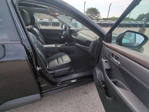 Used 2023 Nissan Rogue SV w/ SV Premium B Package FWD image 3