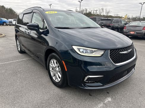 Used 2022 Chrysler Pacifica Touring-L image 4