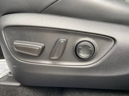 Used 2023 Toyota Venza Nightshade image 11