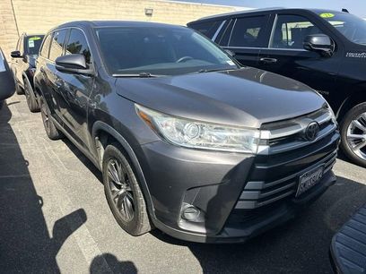 Used 2019 Toyota Highlander LE w/ Carpet Mat Package (TMS)