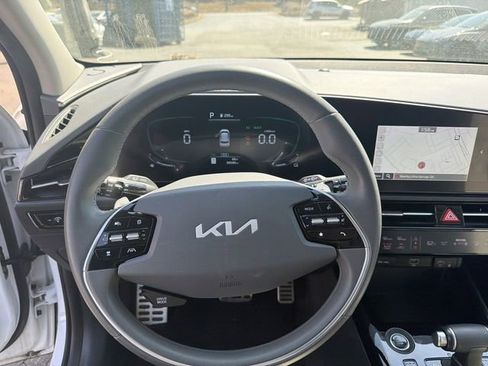 Certified 2023 Kia Niro EX Touring image 9