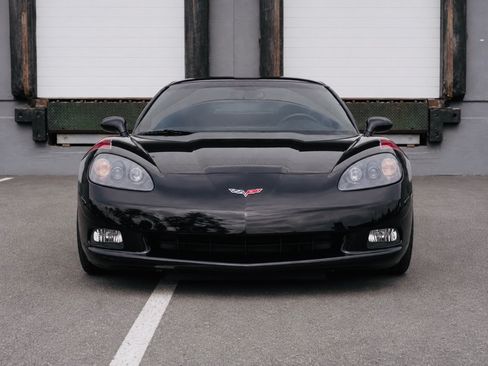 Used 2006 Chevrolet Corvette Coupe w/ Preferred Equipment Group RWD image 2