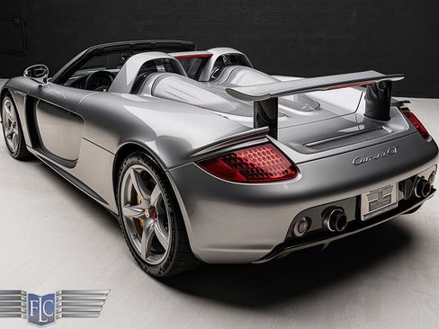 Used 2005 Porsche Carrera GT RWD image 2