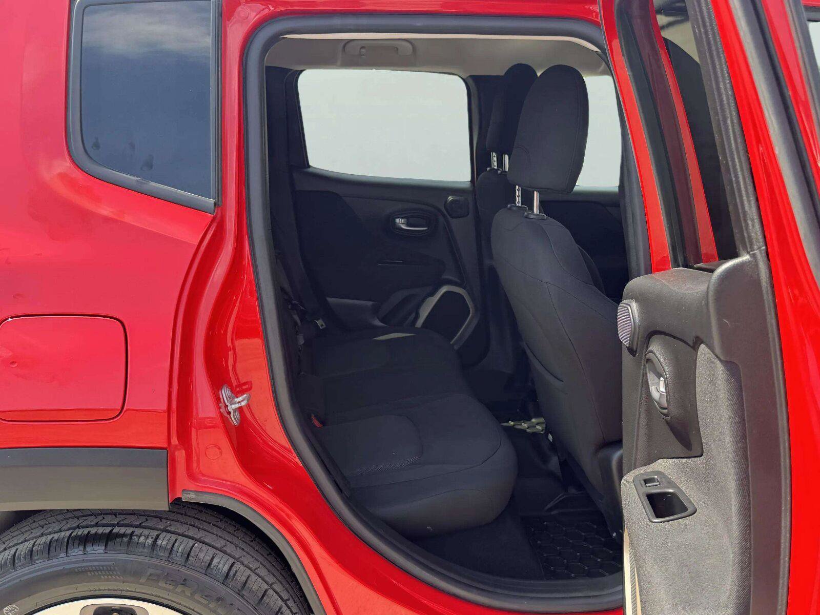 Used 2015 Jeep Renegade Latitude w/ Popular Equipment Group FWD image 38